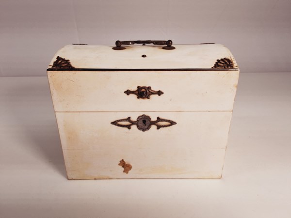 Lot 1106 - TEA CADDY