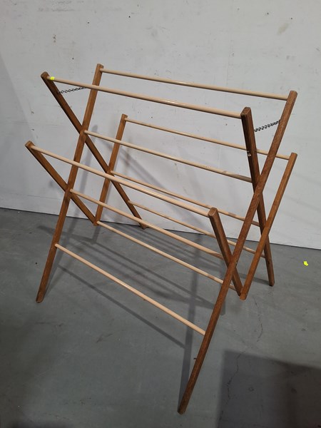 Lot 195 - CLOTHES AIRER