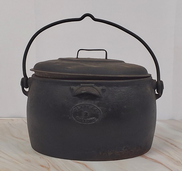 Lot 1239 - CAST IRON COOKING POT