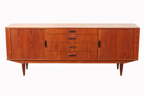 Lot 147 - SIDEBOARD