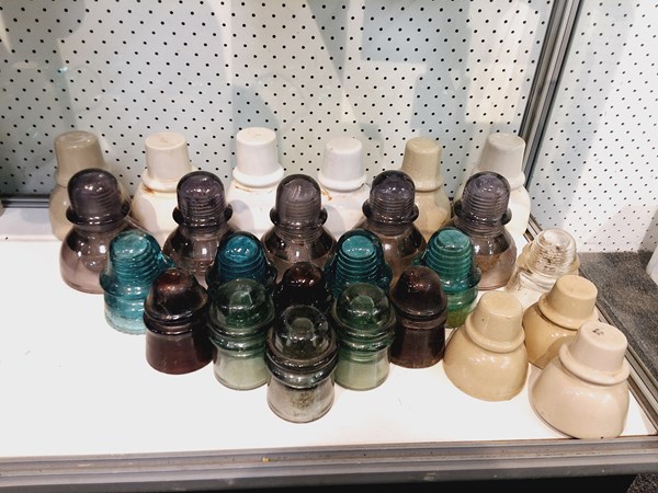 Lot 1211 - INSULATORS