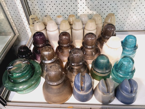 Lot 1210 - INSULATORS