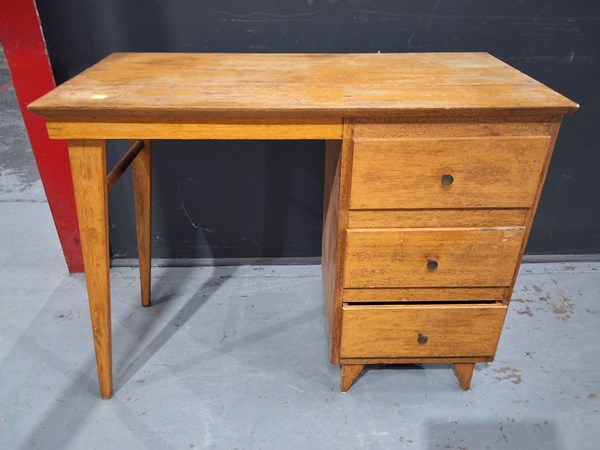 Lot 218 - STUDENT DESK