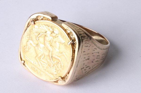 Lot 1003 - GOLD SOVEREIGN RING