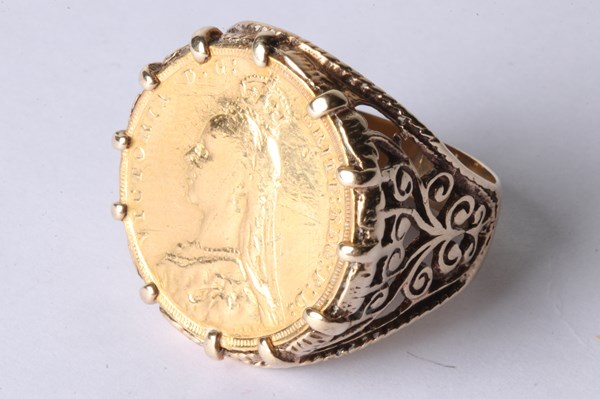 Lot 1001 - GOLD SOVEREIGN RING