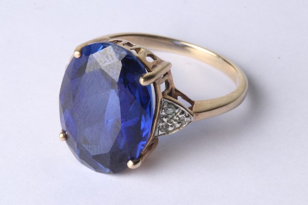 Lot 1012 - GOLD RING