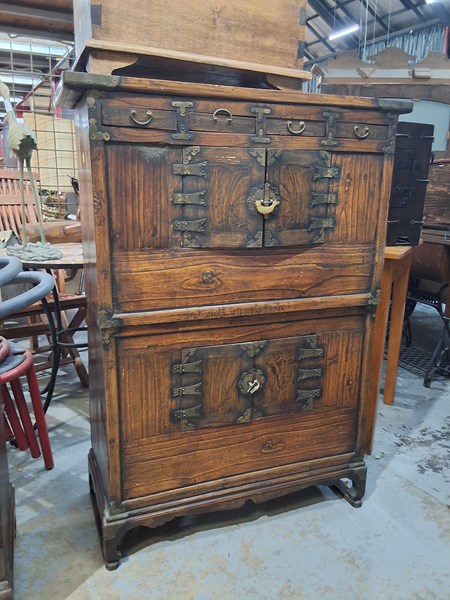 Lot 432 - CABINET