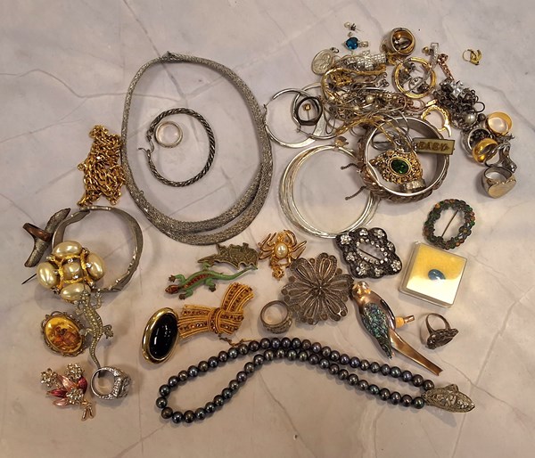 Lot 1033 - COSTUME JEWELLERY