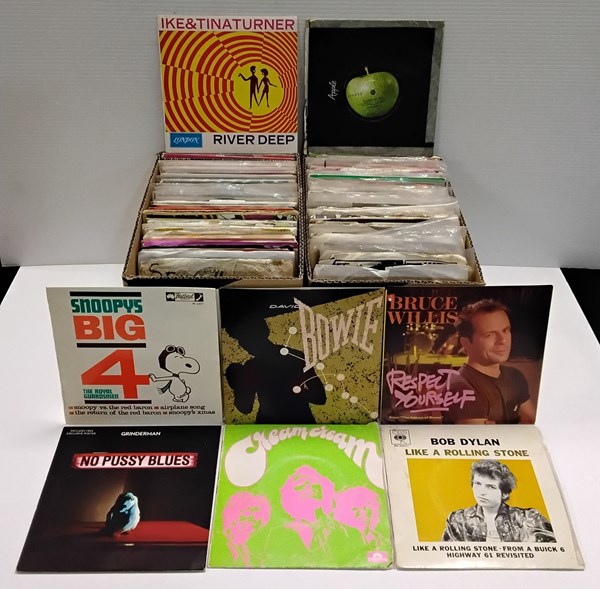 Lot 1260 - VINYL RECORDS