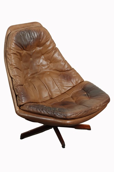 Lot 21 - MODEL 68 LOUNGE CHAIR