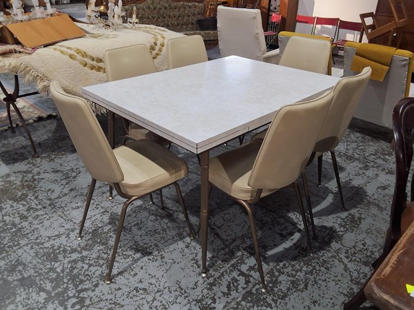 Lot 116 - DINING SUITE