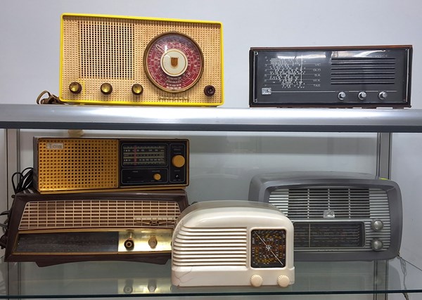 Lot 1331 - MANTEL RADIOS