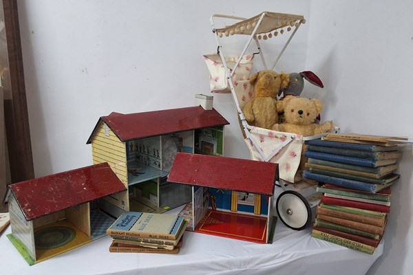 Lot 1357 - VINTAGE TOYS & READERS