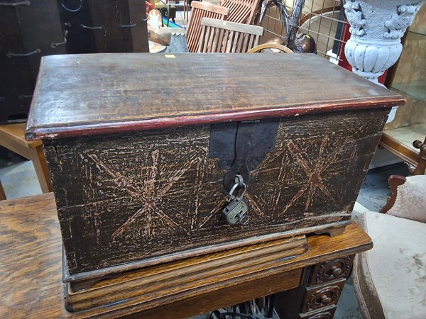Lot 424 - WOODEN CHEST