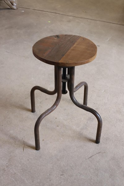 Lot 102 - SWIVEL STOOL