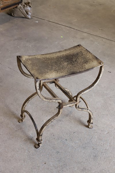 Lot 89 - STOOL