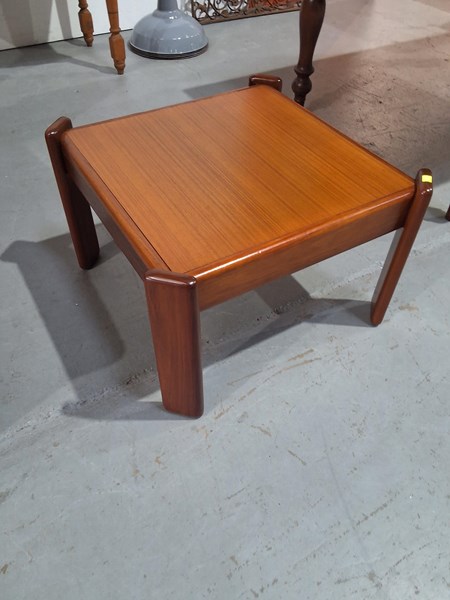 Lot 223 - COFFEE TABLE