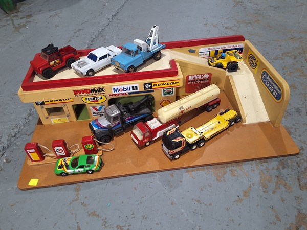 Lot 251 - TOY SERVICE STATION