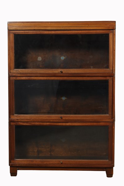 Lot 137 - GLOBE WERNICKE BOOKCASE