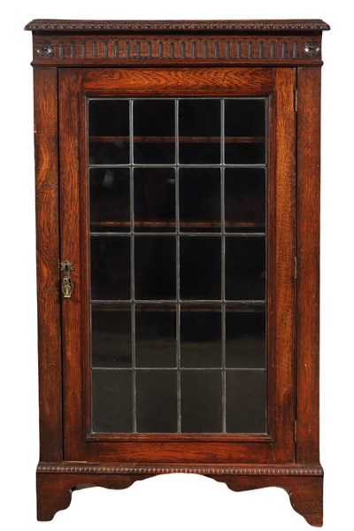 Lot 87 - PETITE BOOKCASE