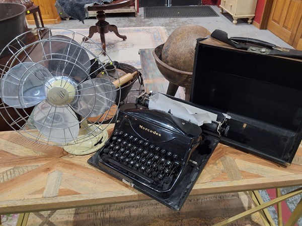 Lot 58 - TYPEWRITER AND FAN