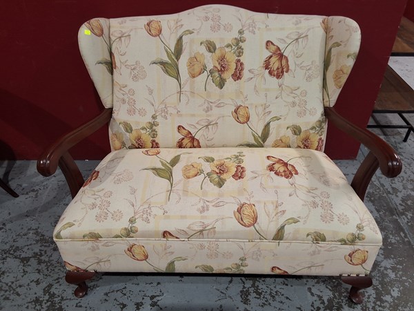 Lot 65 - SETTEE