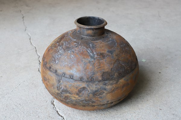 Lot 206 - WATER POT