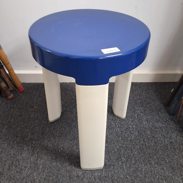 Lot 1353 - ROYAL DOULTON TRIVETTE STOOL