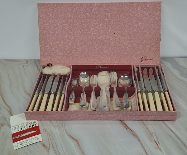 Lot 1347 - FLATWARE SET