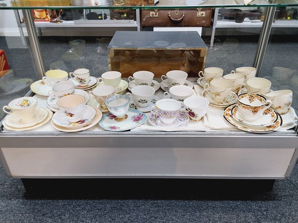 Lot 1354 - TEACUPS & SAUCERS