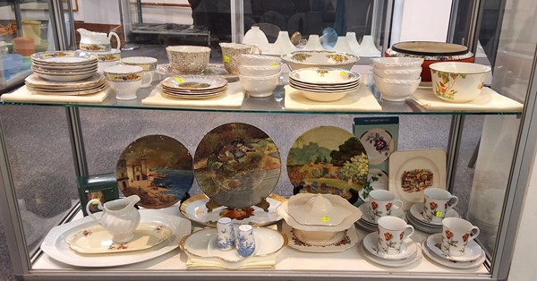 Lot 1297 - A COLLECTION OF CHINAWARE