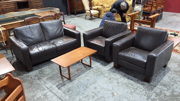 Lot 135 - MORAN CLUB LOUNGE SUITE