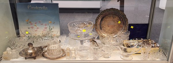 Lot 1323 - GLASS & METALWARE