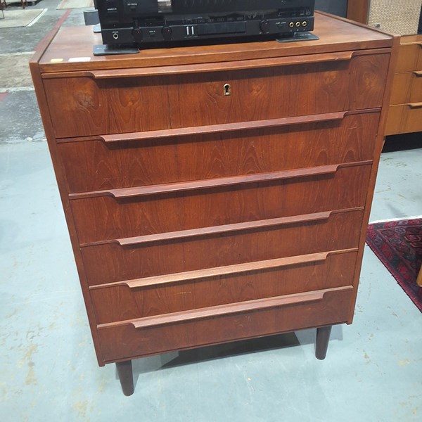 Lot 217 - MID CENTURY CHEST OF DRAWERS