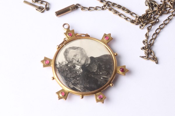 Lot 1007 - EDWARDIAN LOCKET