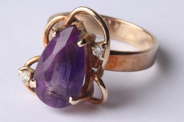 Lot 1004 - GOLD RING