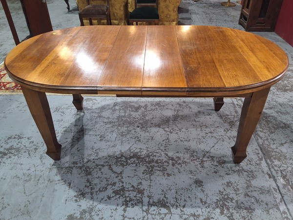 Lot 79 - OVAL DINING TABLE