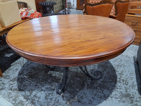 Lot 148 - ROUND DINING TABLE