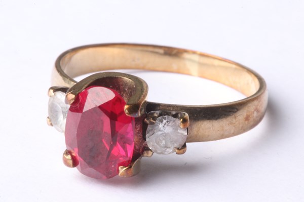 Lot 1014 - GOLD RING