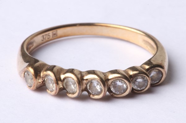 Lot 1013 - GOLD RING