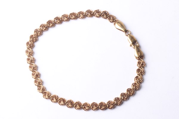 Lot 1002 - GOLD BRACELET