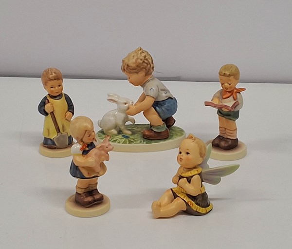 Lot 1351 - GOEBEL HŬMMEL FIGURES