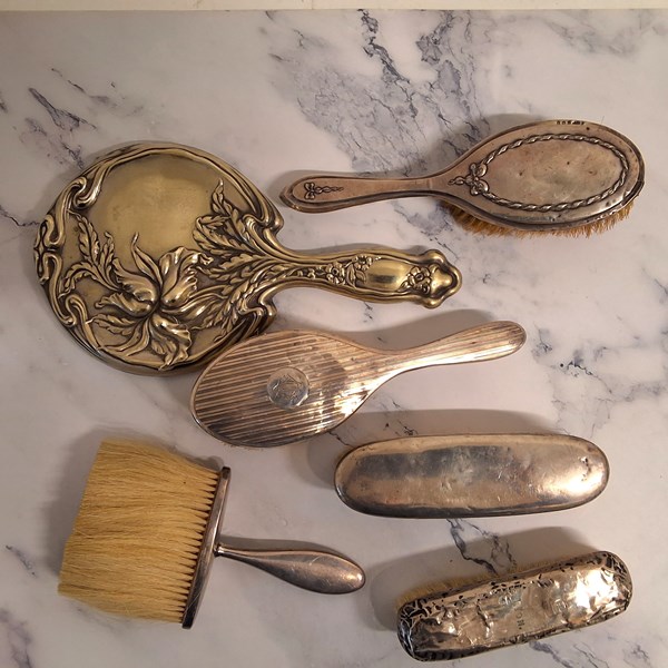 Lot 1053 - SILVER VANITY ITEMS