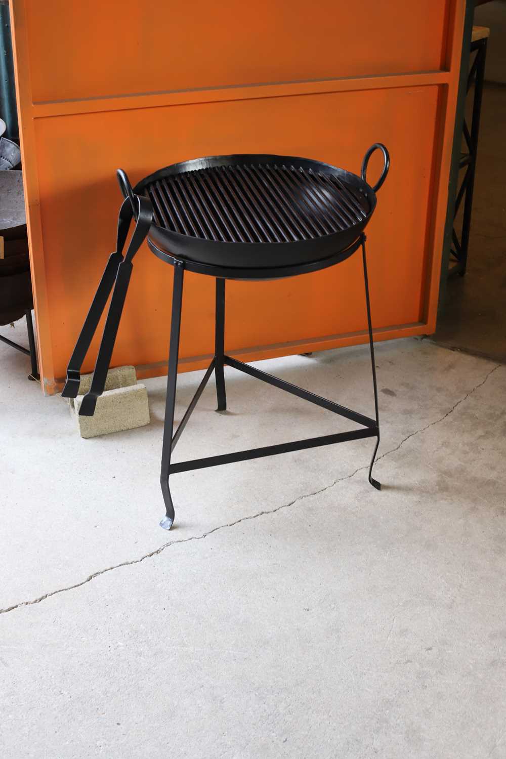 Lot 195 - CHARCOAL BBQ GRILL