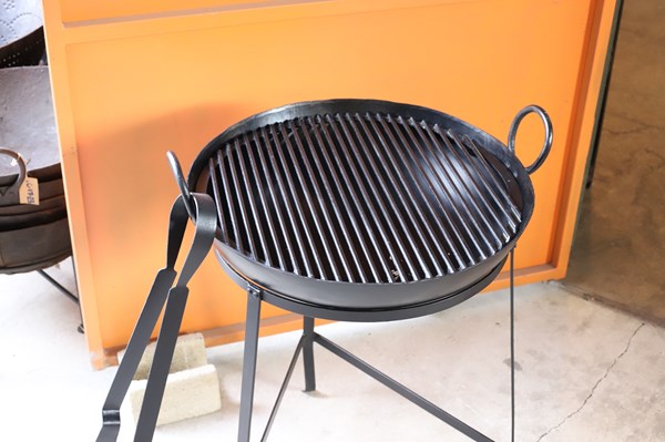 Lot 195 - CHARCOAL BBQ GRILL