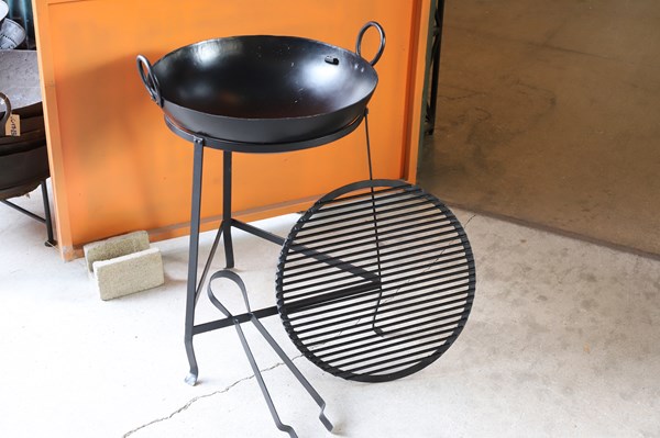 Lot 195 - CHARCOAL BBQ GRILL