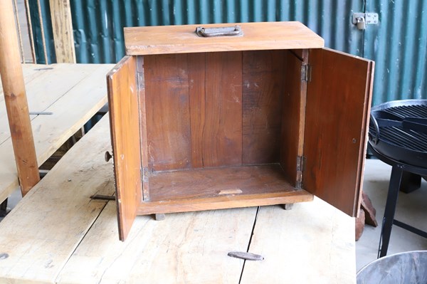 Lot 21 - SEWING CABINET