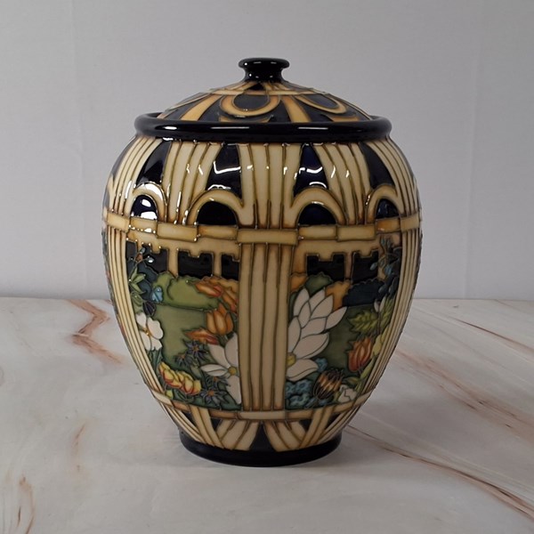 Lot 1148 - MOORCROFT JAR