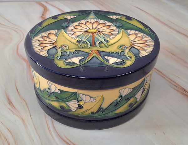 Lot 1147 - MOORCROFT LIDDED BOX