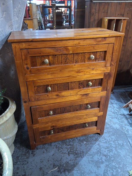 Lot 121 - CHEST OF DRAWERS